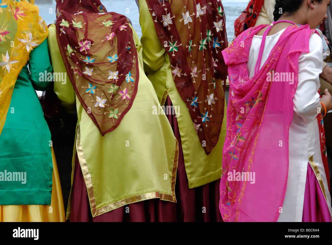 Cerca de coloridos trajes tradicionales en 2008 Vaisakhi sij, Festival de Año Nuevo en Trafalgar Square en Londres Foto de stock