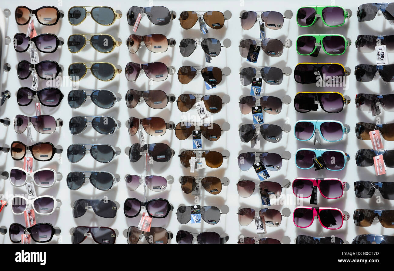 Una enorme pantalla de gafas de sol para la venta por el comerciante de la calle ya que el verano se acerque. Fotografía por Jim Holden. Foto de stock