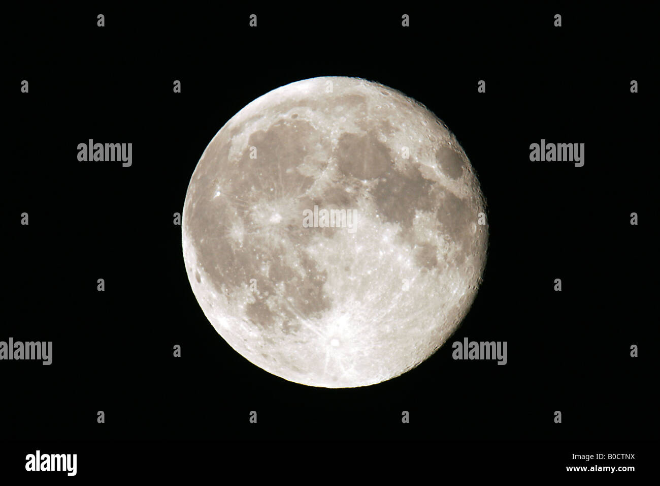 La primera luna llena de primavera fotografías e imágenes de alta