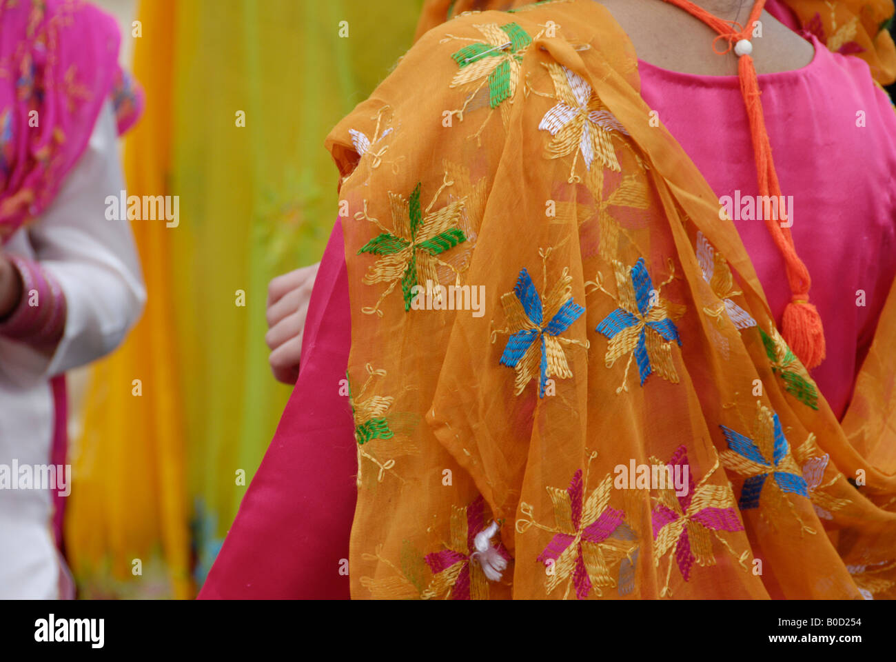 Cerca de coloridos trajes tradicionales en 2008 Vaisakhi sij, Festival de Año Nuevo en Trafalgar Square en Londres Foto de stock