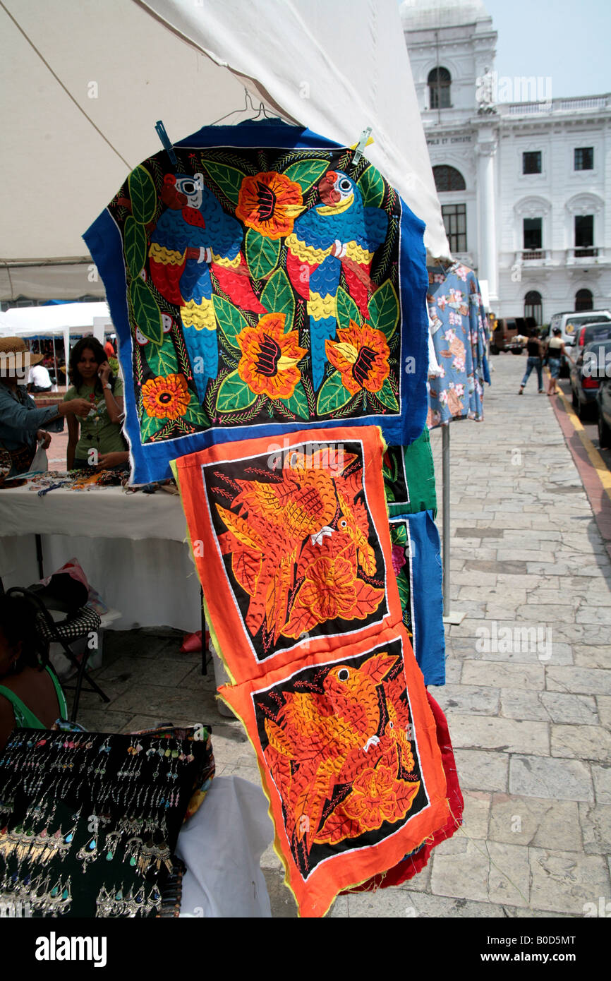 Calle del mercado de pulgas en la Plaza Catedral del Casco Antiguo de la Ciudad de Panamá Foto de stock