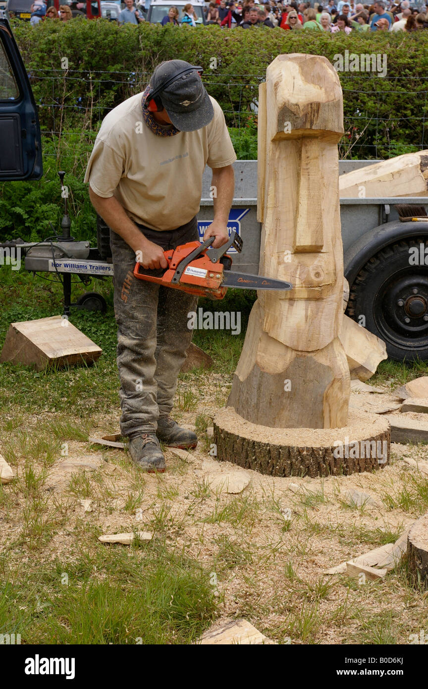 Hombre tallar madera con motosierra Fotografía de stock - Alamy