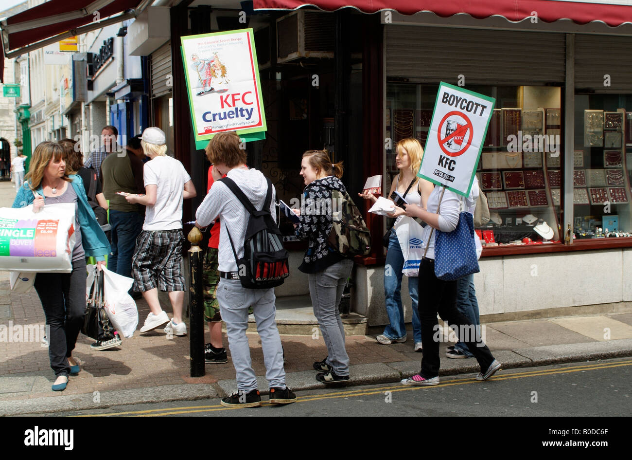 KFC manifestantes en Newport Isle of Wight Inglaterra crueldad Campaña titulada Kentucky Fried crueldad Foto de stock