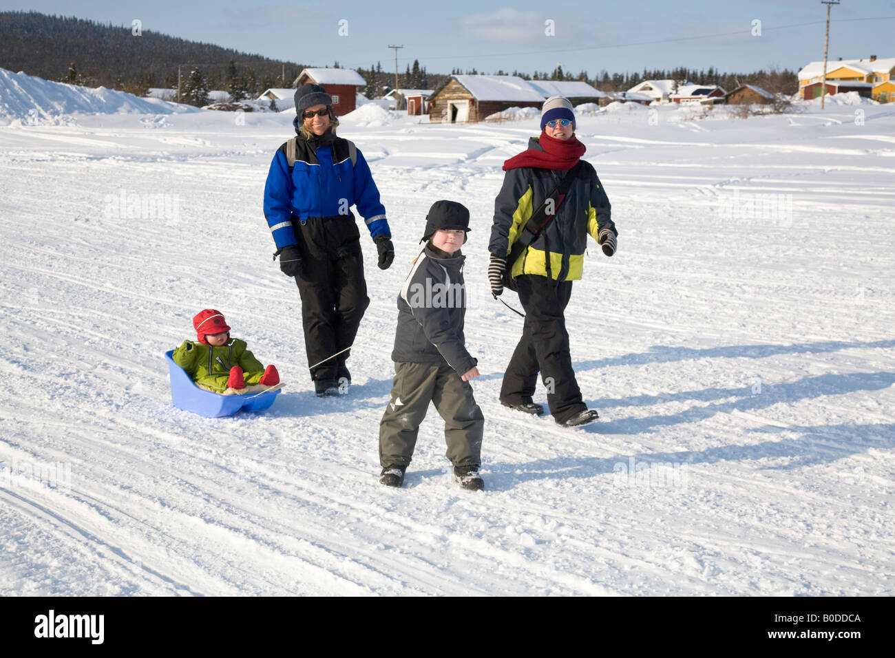 Dos mujeres y dos niñas en un paseo en la nieve en el norte de Suecia Foto de stock