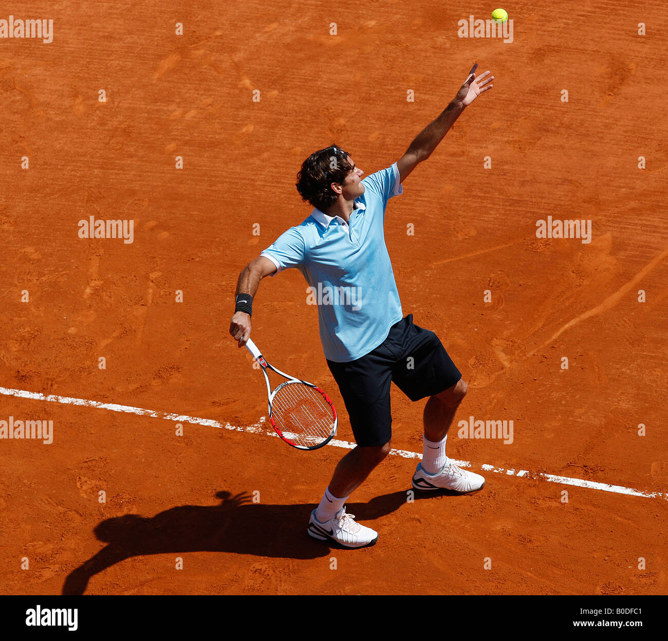 Roger Federer, sirve a Novak Djokovic en el ATP Masters Series en Mónaco Foto de stock
