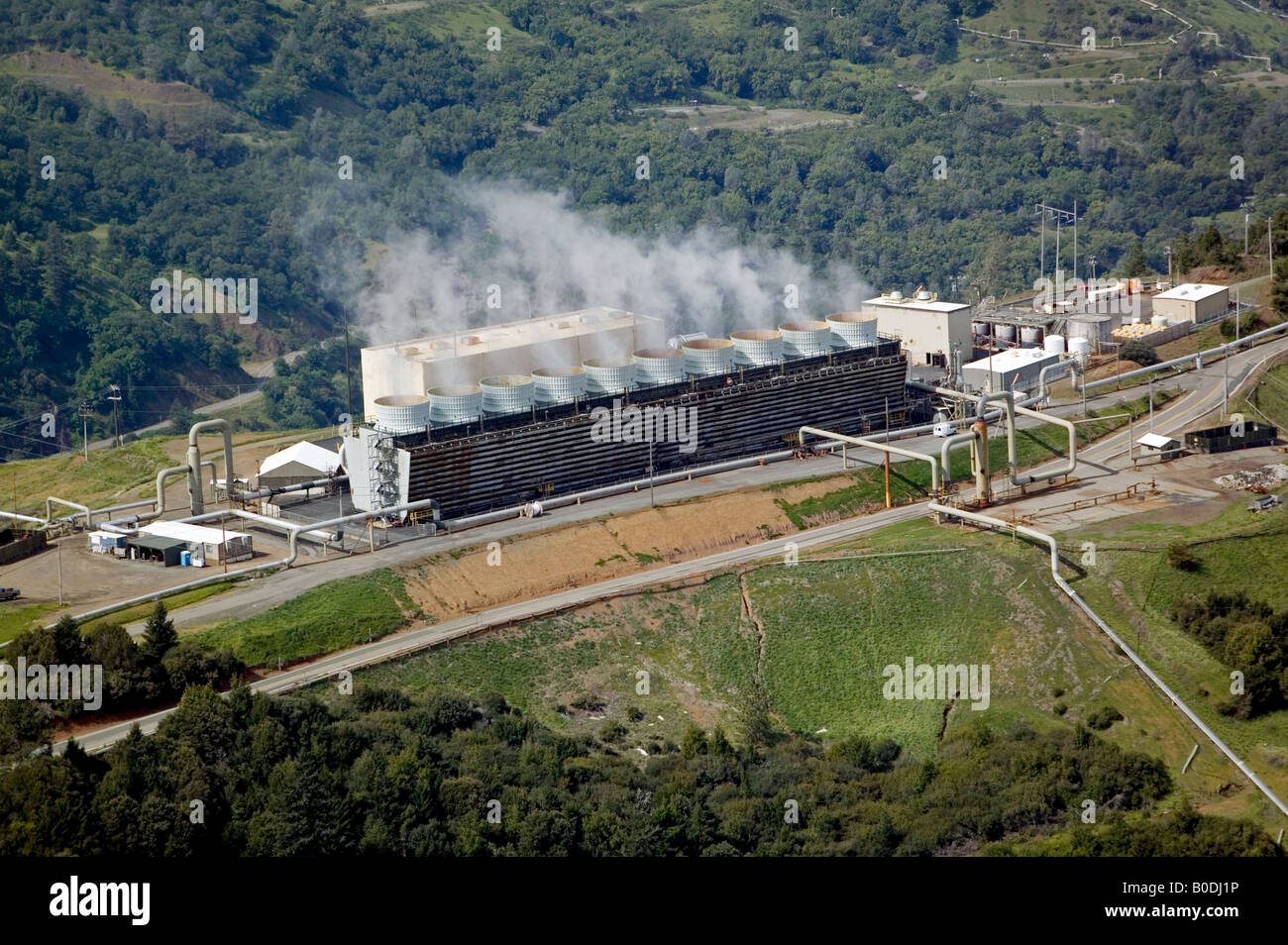 Por encima de la antena géiseres grupo más grande de plantas de energía geotérmica en el mundo, el norte de California Foto de stock