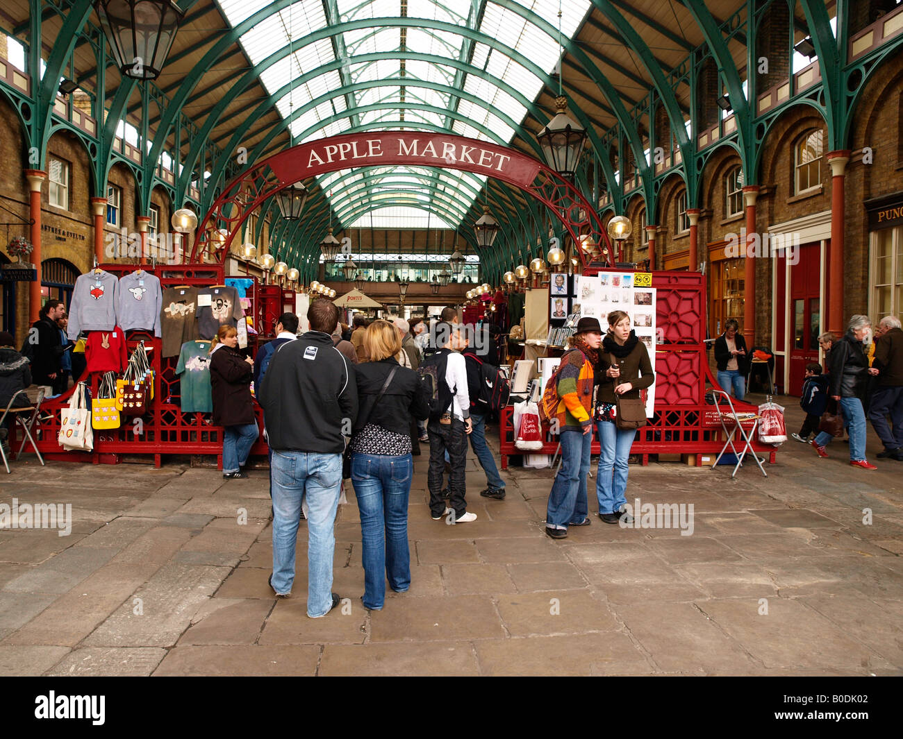 Los turistas de compras en los puestos en el mercado de Covent Garden de Londres, Inglaterra Foto de stock