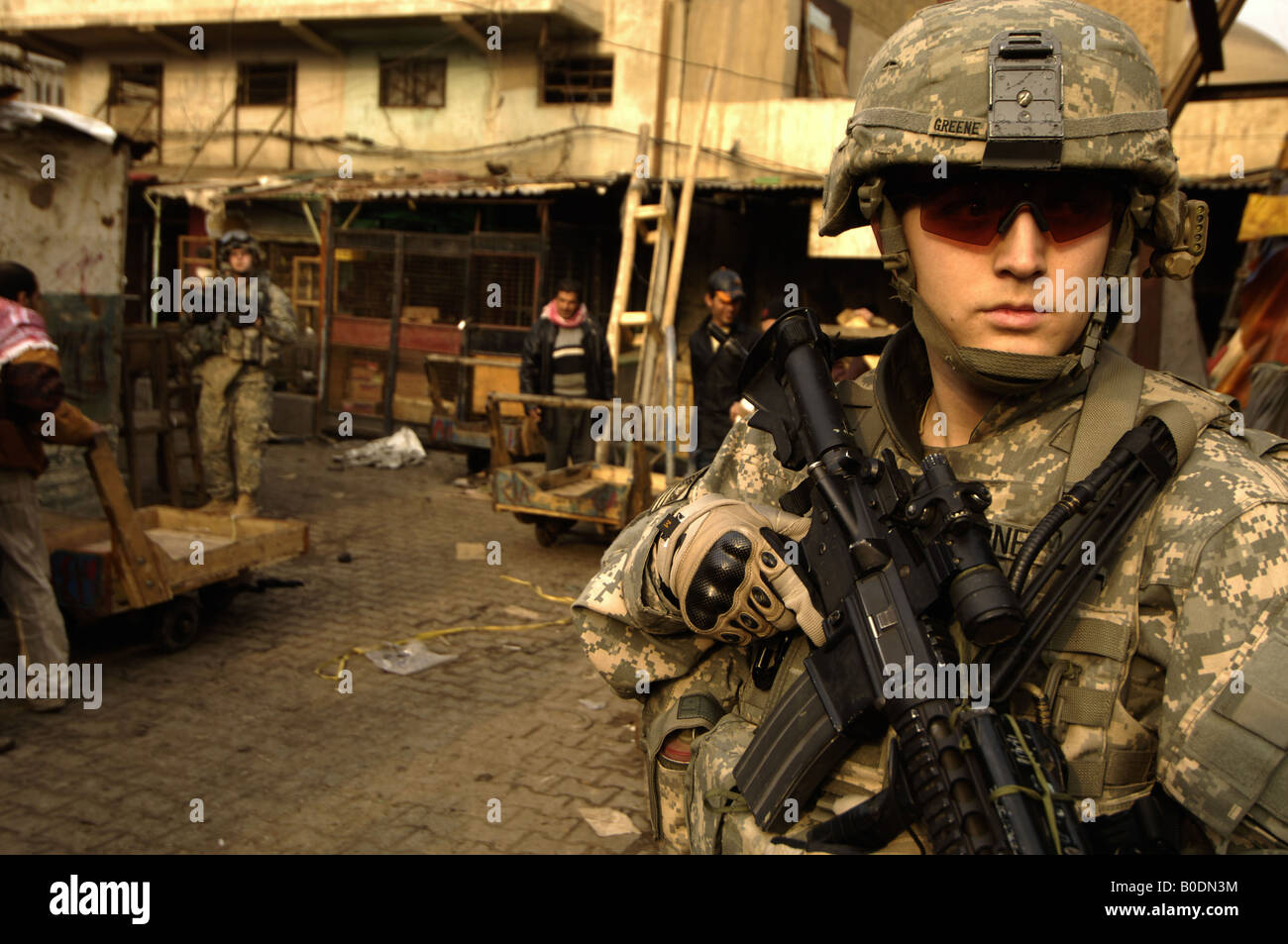 Soldado del ejército de los Estados Unidos busca dispositivo explosivo improvisado cachés de Rusafa en Bagdad, Irak el 28 de enero de 2008 Foto de stock