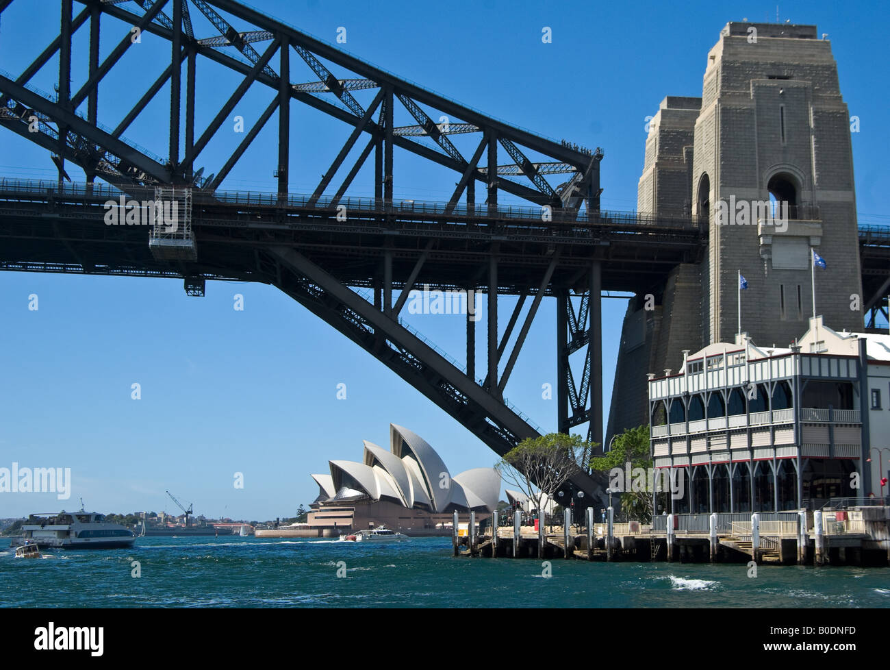 La Sydney Opera House y el puente Harbour Foto de stock