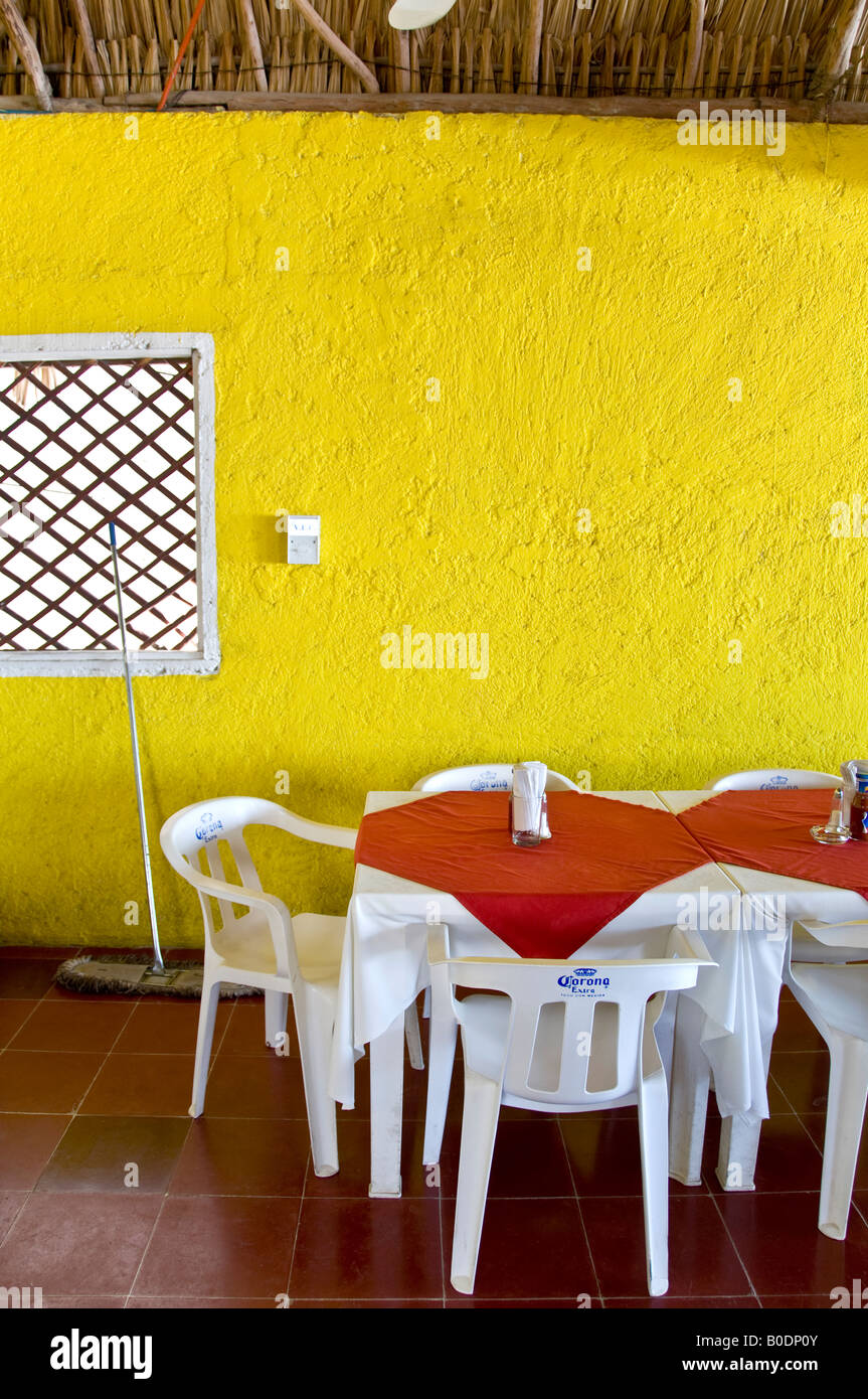 Colores brillantes paredes amarillo cafe cerca de la entrada a las ruinas  de Coba, México Fotografía de stock - Alamy