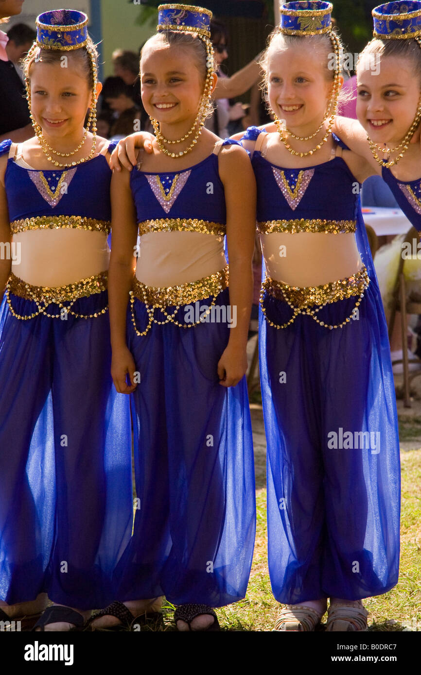 Bailarinas En Azul Harem Disfraces Reírse Y Posar Para La Cámara