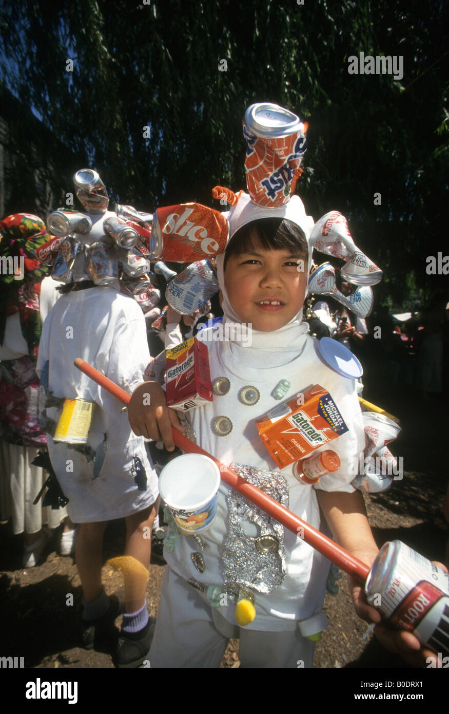 Los niños celebran el reciclaje vistiendo disfraces hechos de artículos  reciclables Fotografía de stock - Alamy