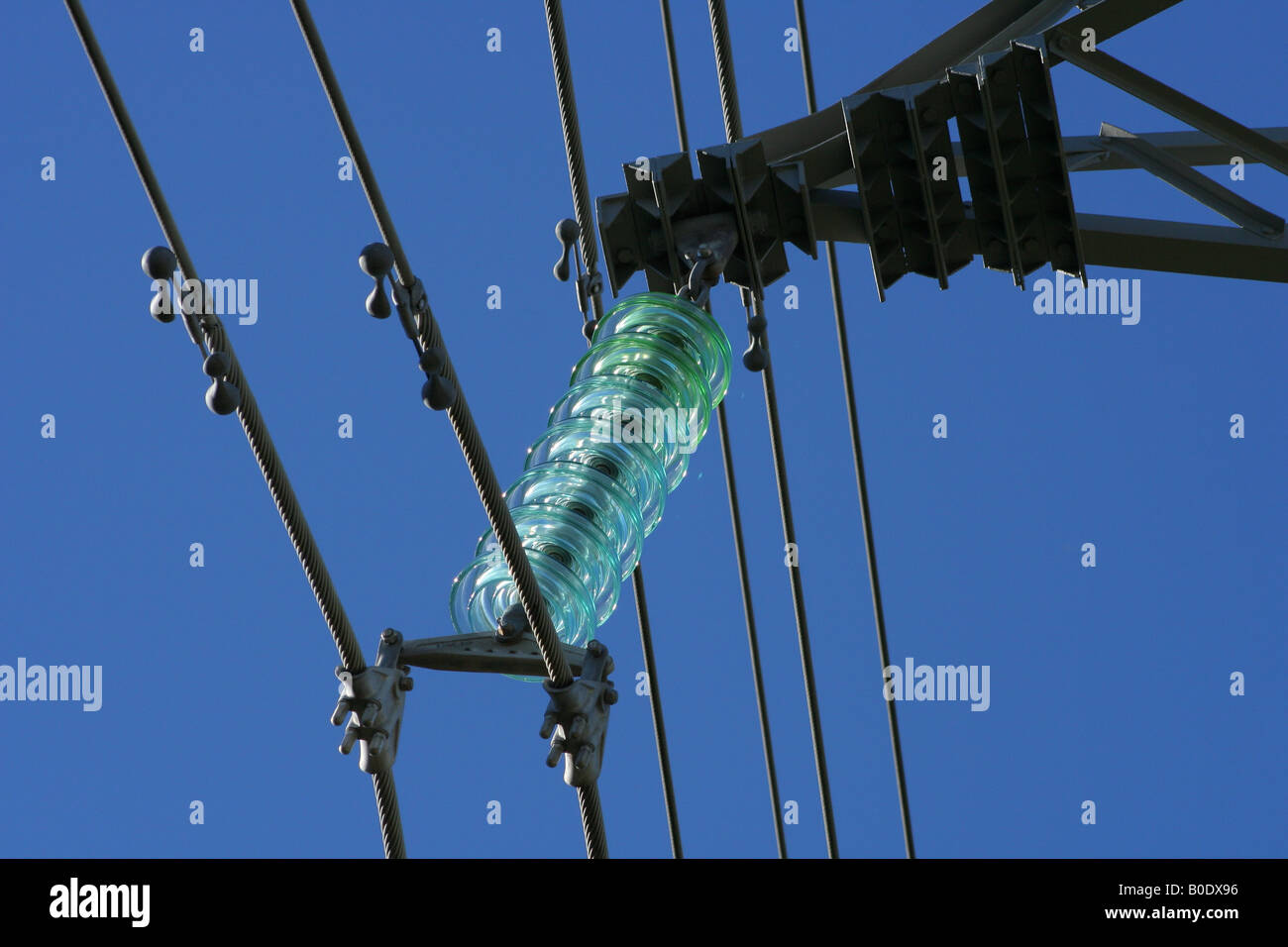 Vidrio aislante de alta tensión en el pilón Fotografía de stock - Alamy
