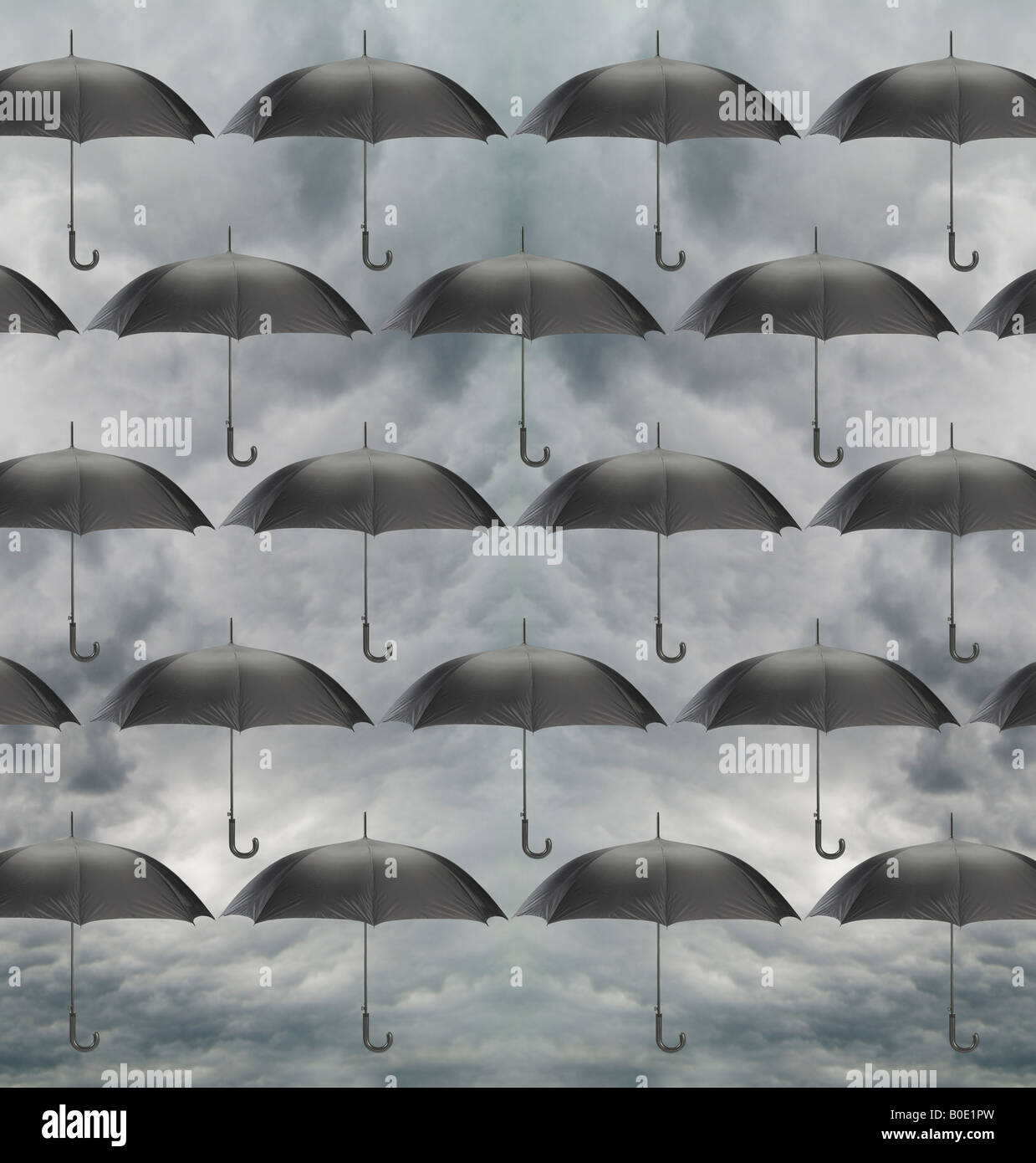 Filas patrones de paraguas con oscuro cielo tormentoso Foto de stock