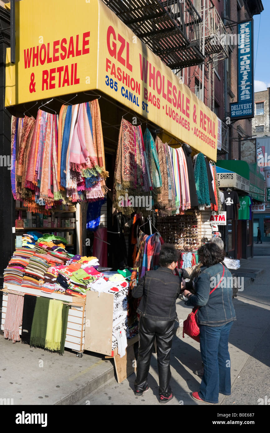 Las mujeres chinas mirando en una tienda de ropa barata de Canal Street,  Soho y Chinatown, Manhattan, Ciudad de Nueva York Fotografía de stock -  Alamy