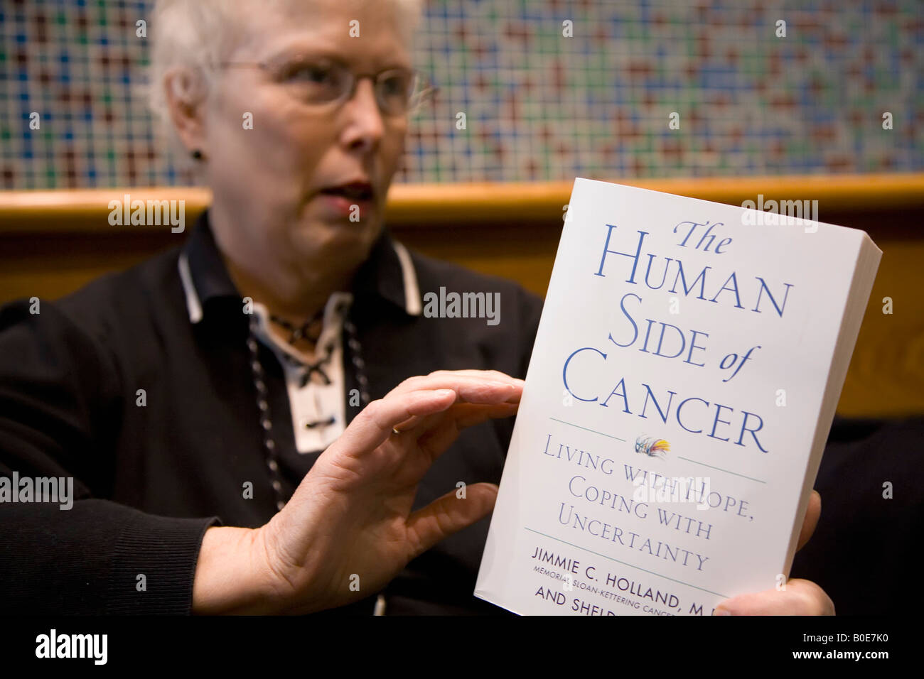 Los pacientes que participan en ensayos clínicos de nuevos tratamientos del cáncer con el libro que ha ayudado en su batalla contra el cáncer Foto de stock