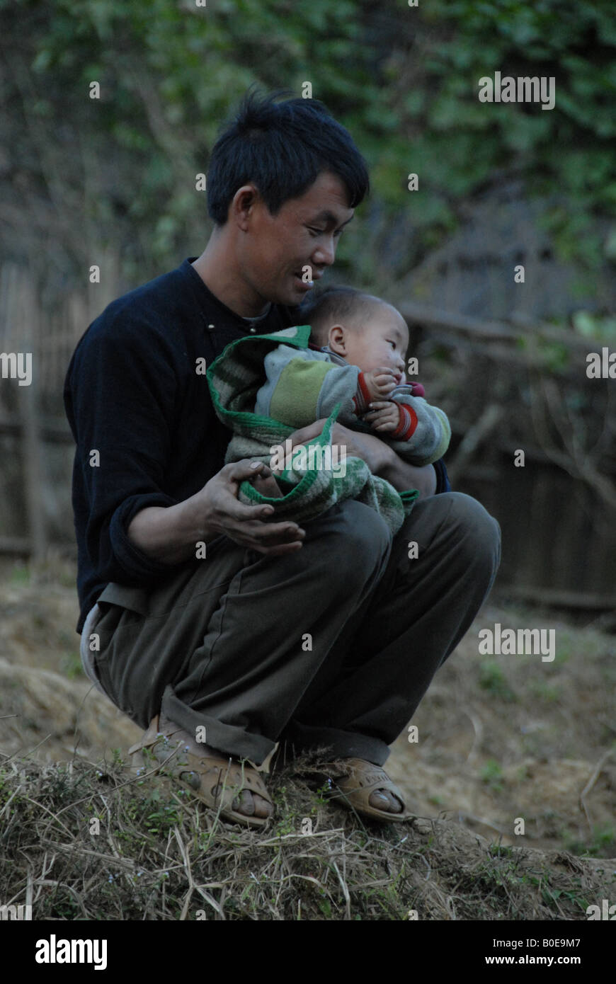 El pecado chi, black hmong hilltribe padre e hijo Foto de stock