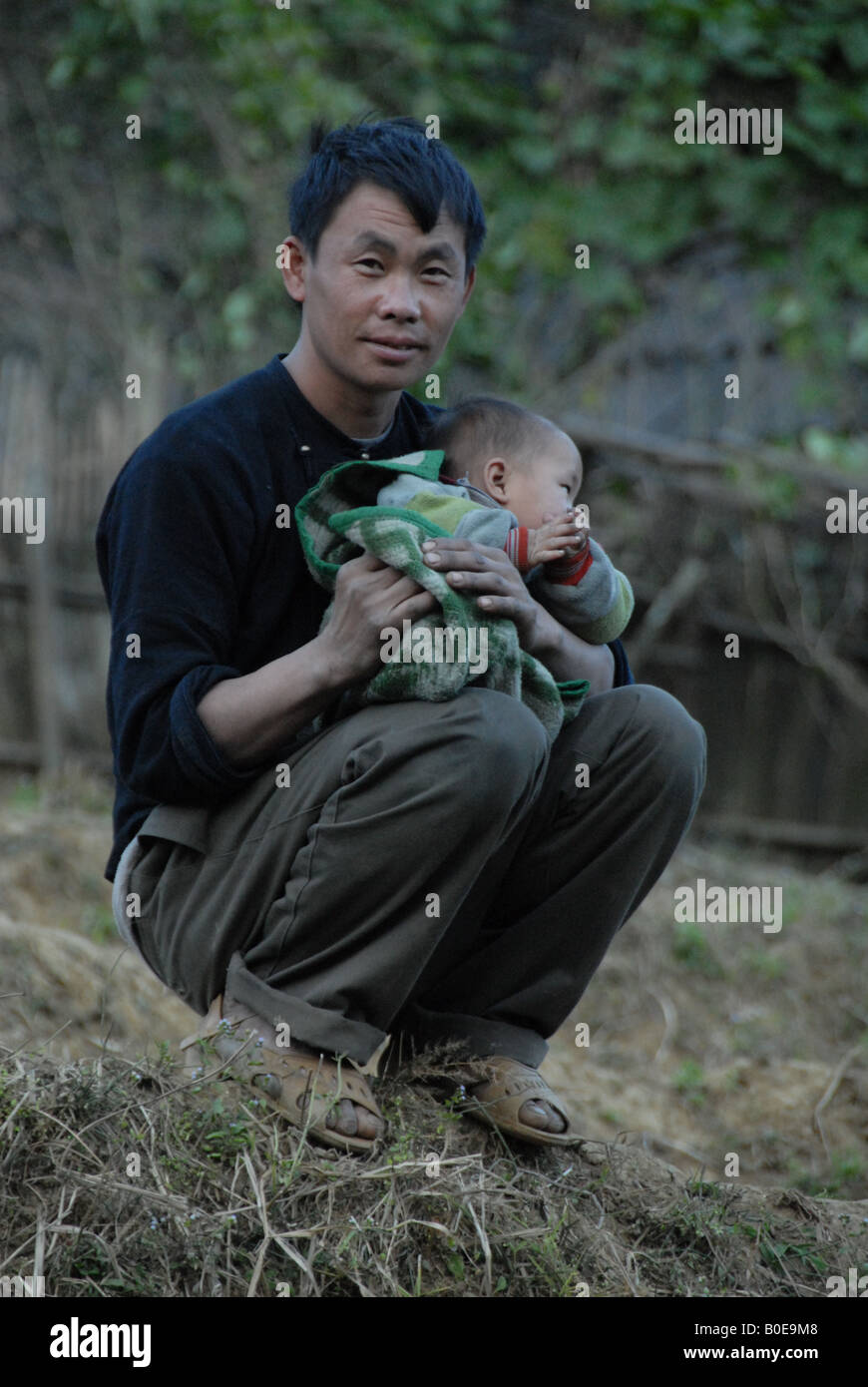 El pecado chi, negro hmon hilltribe padre e hijo Foto de stock