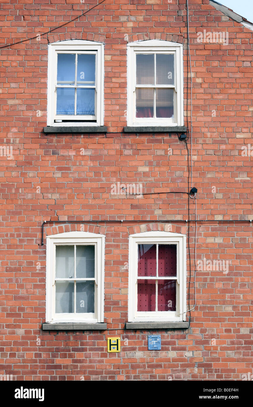Casa de ladrillo rojo de cuatro ventanas fotografías e imágenes de alta  resolución - Alamy