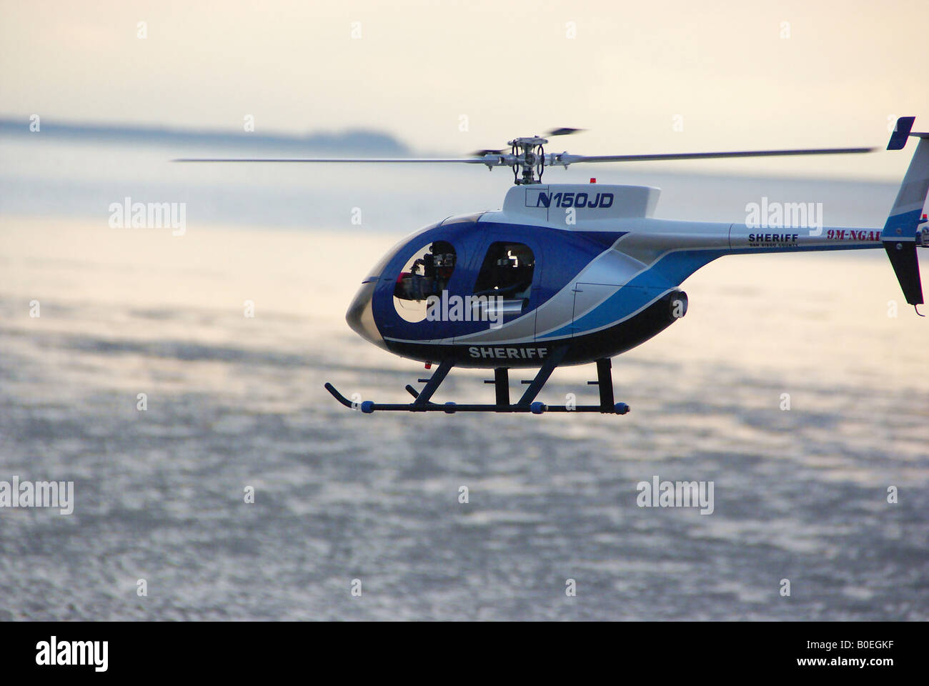 Un modelo de helicóptero sobrevolando una playa Foto de stock