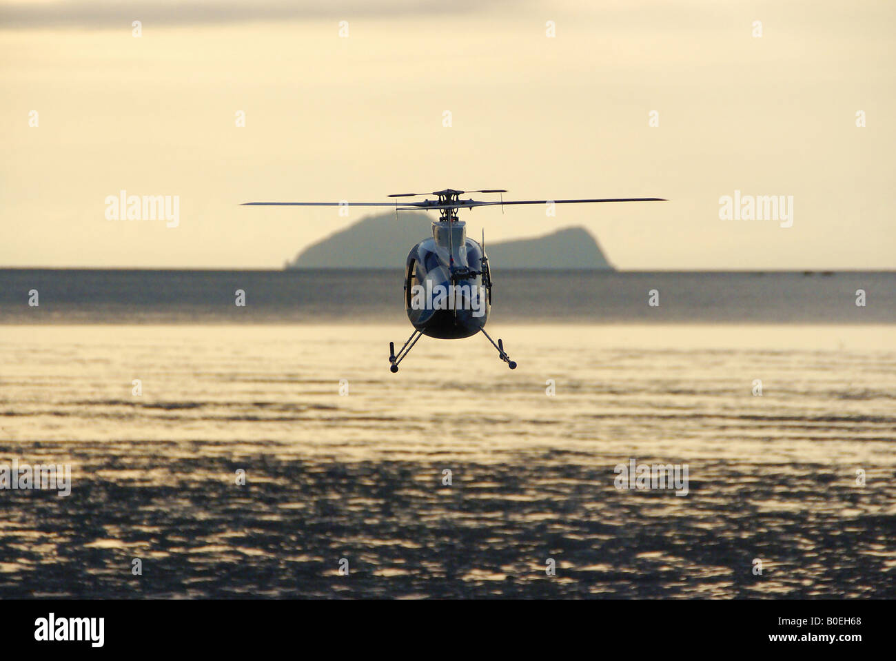 Helicóptero controlado por radio Foto de stock