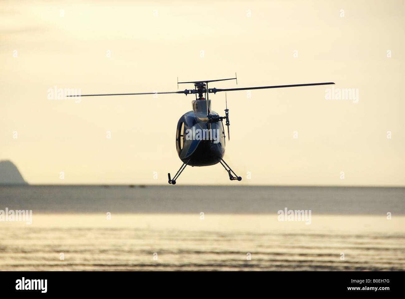 Un modelo de helicóptero volando sobre el mar abierto Foto de stock