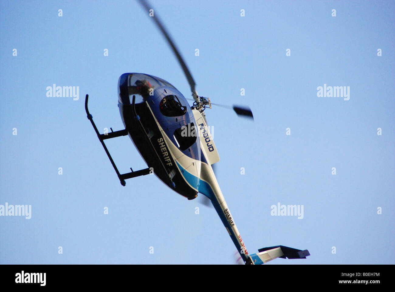 Un modelo de helicóptero realizar acrobático manouevres Foto de stock