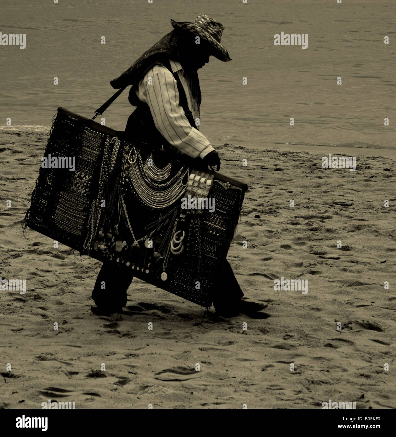 Proveedor De Artesan a Hawking Sus Bienes En La Playa De Koh Samui 