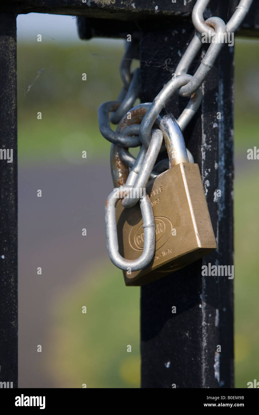 Cierre de cadena y candado asegurar una puerta de hierro forjado Fotografía  de stock - Alamy