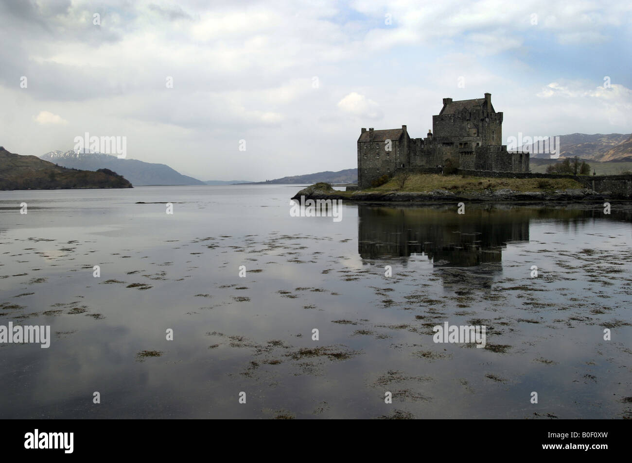 Castillo De Eilean Donan Que Se Sienta En Su Propia Isla En Loch Duich