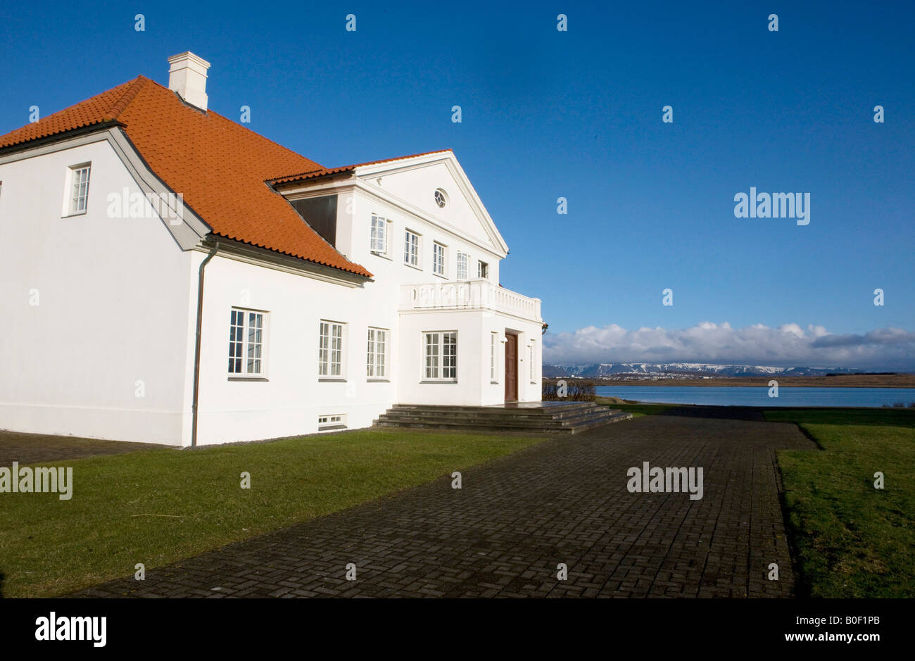 La residencia oficial del Presidente de Islandia Bessastaoir justo en las afueras de la ciudad capital de Islandia, Reykjavik Foto de stock