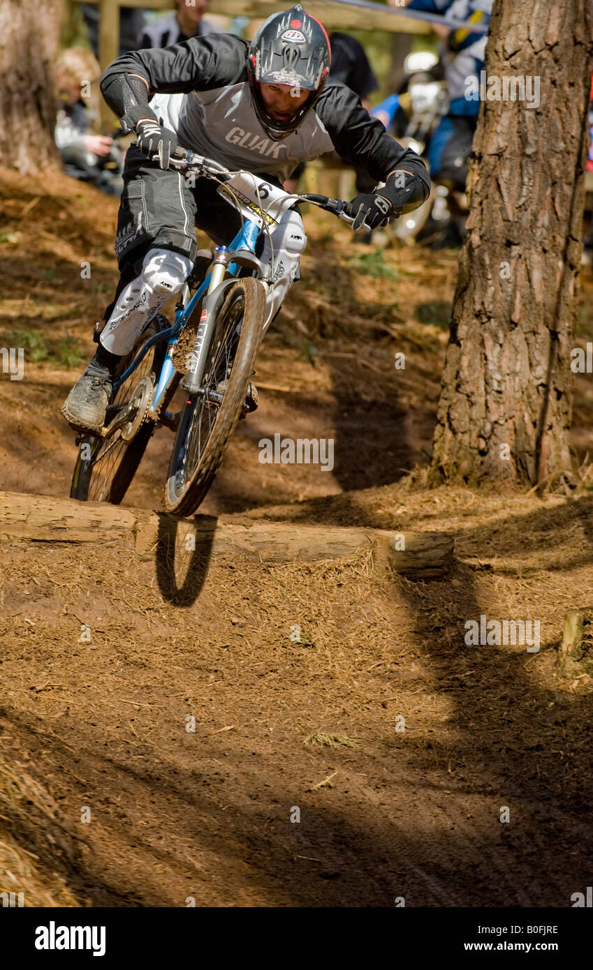 Mountain bike dirt jump truco stunt air salto BMX bicicletas de montaña MTB  BMX dirt jumper tira acrobacias en árboles enfermos látigo youth sport  Fotografía de stock - Alamy