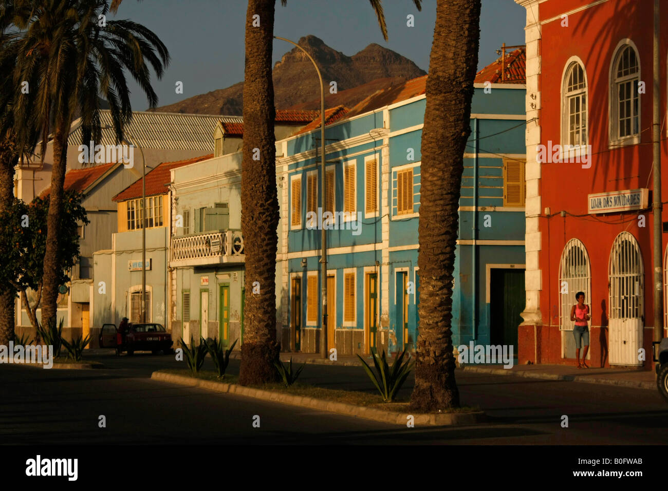 Paseo de la Avenida da Republica, en la isla de Sao Vicente Mindelo Cabo Verde Foto de stock