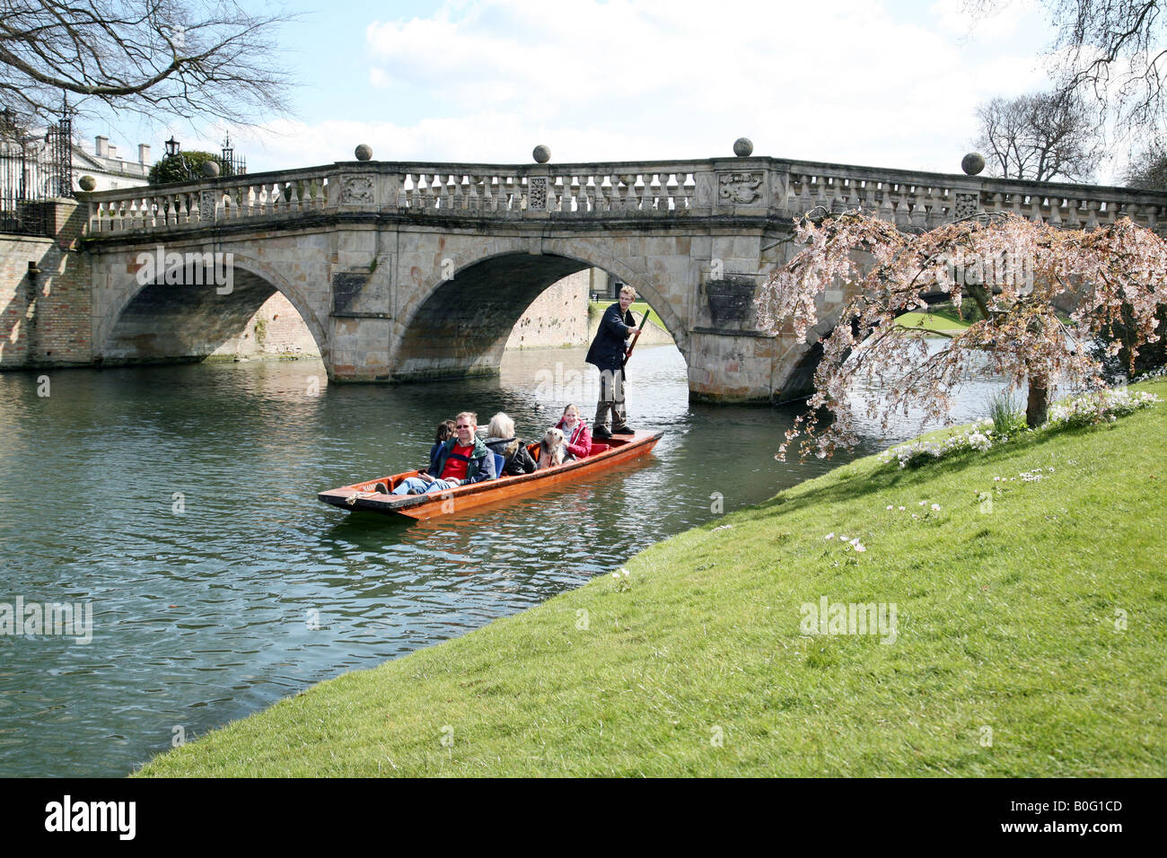 A punt pasa bajo el Clare College puente sobre el río Cam, Cambridge, Reino Unido Foto de stock