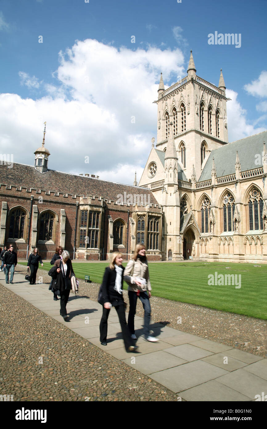 Los estudiantes de la Universidad de Cambridge caminan a través de First Court con la capilla en el fondo, St Johns College, Cambridge University, Cambridge UK Foto de stock