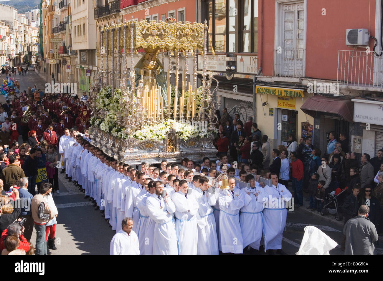 Málaga Costa del Sol Andalucía España llevando el trono en la Procesión de Semana Santa anual Foto de stock