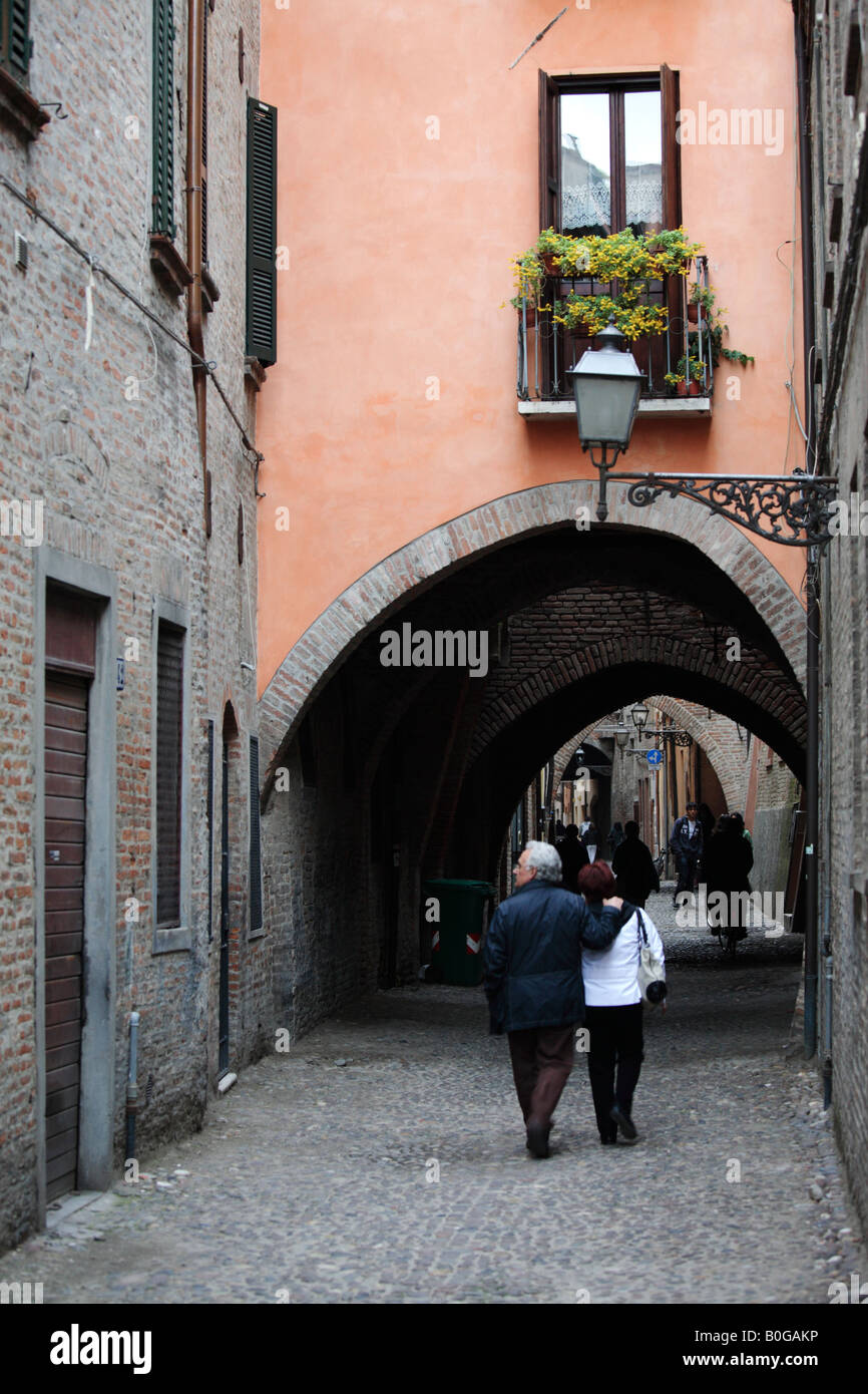 La medieval Via delle volte, Ferrara, Italia Foto de stock