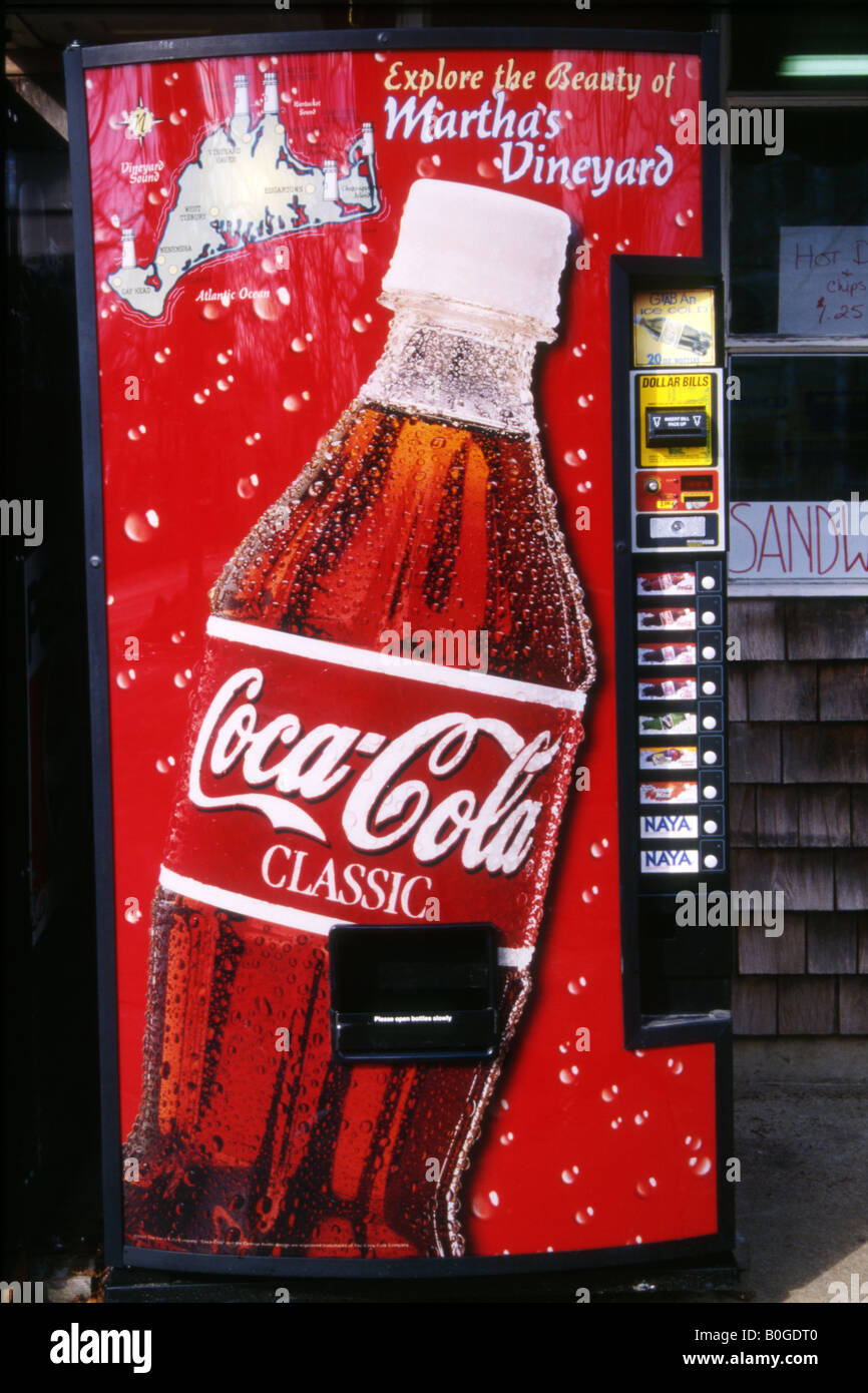 Máquina expendedora de bebidas frías con coca cola anuncio en la parte  delantera y mapa de Martha's Vineyard, Massachussets, EE.UU Fotografía de  stock - Alamy