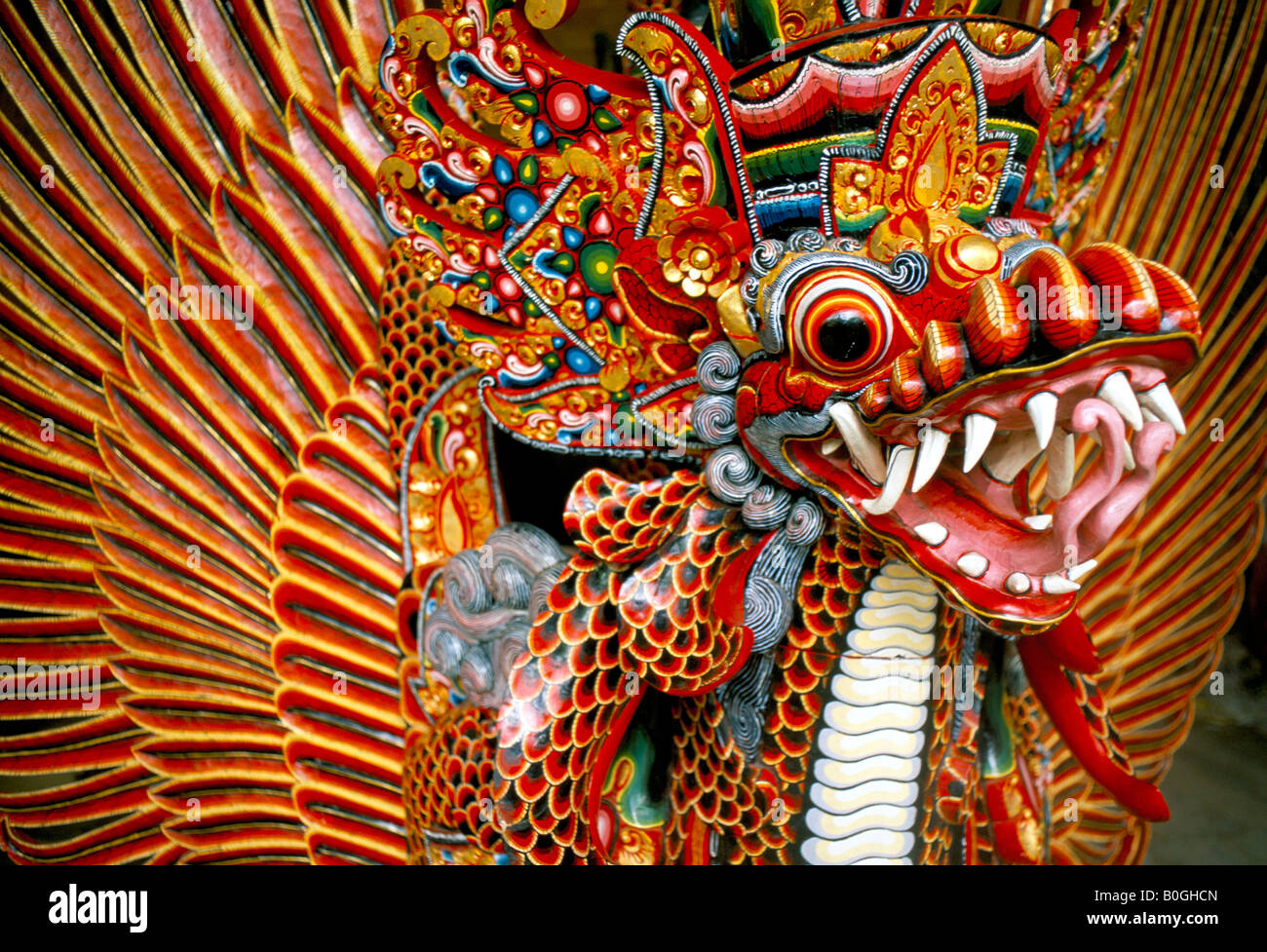 Un dragón de madera pintado de muchos colores, Bali, Indonesia. Foto de stock