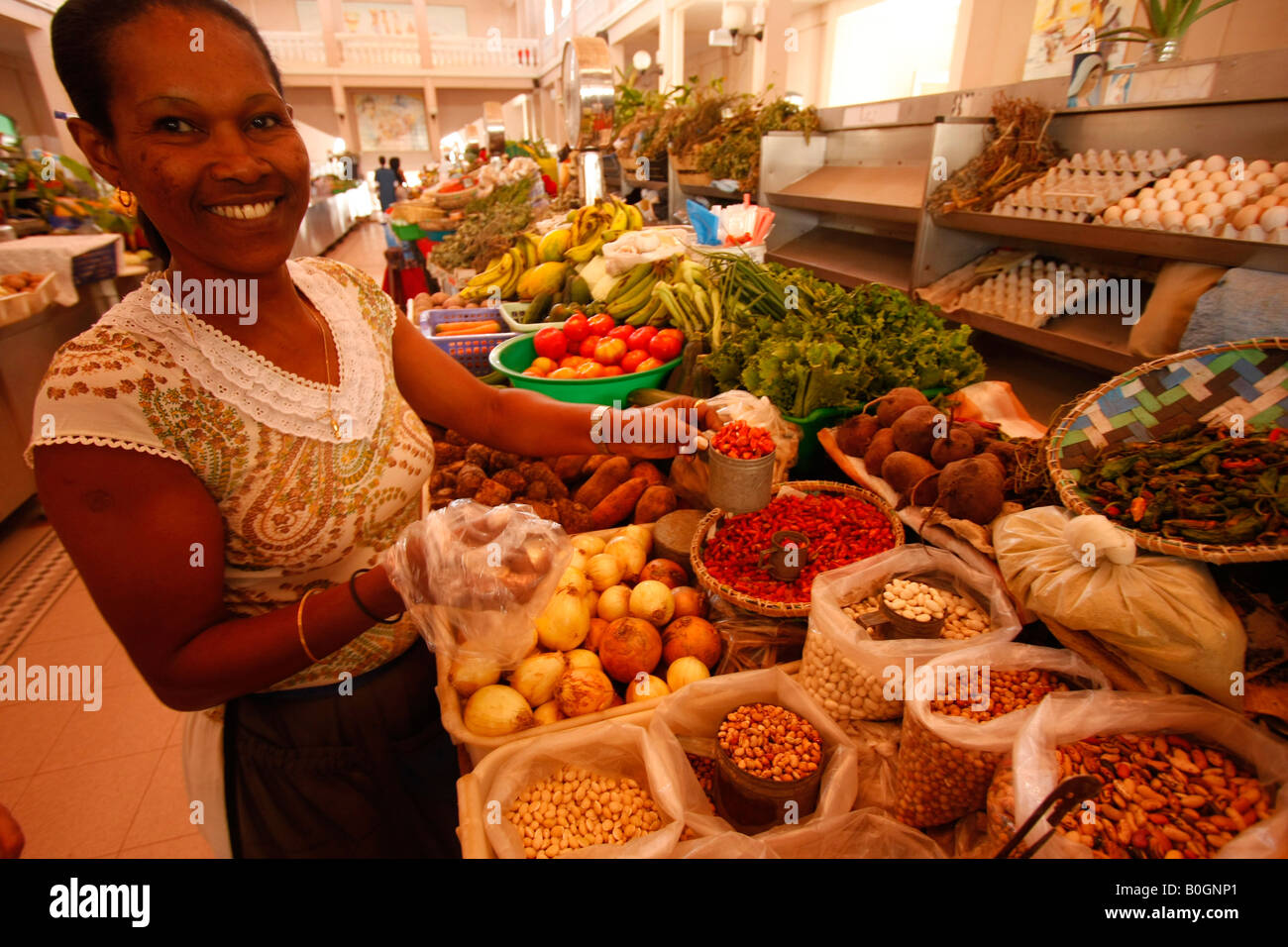 Mujer vendiendo especias en la sala de mercado en la isla de Sao Vicente Mindelo Cabo Verde Foto de stock