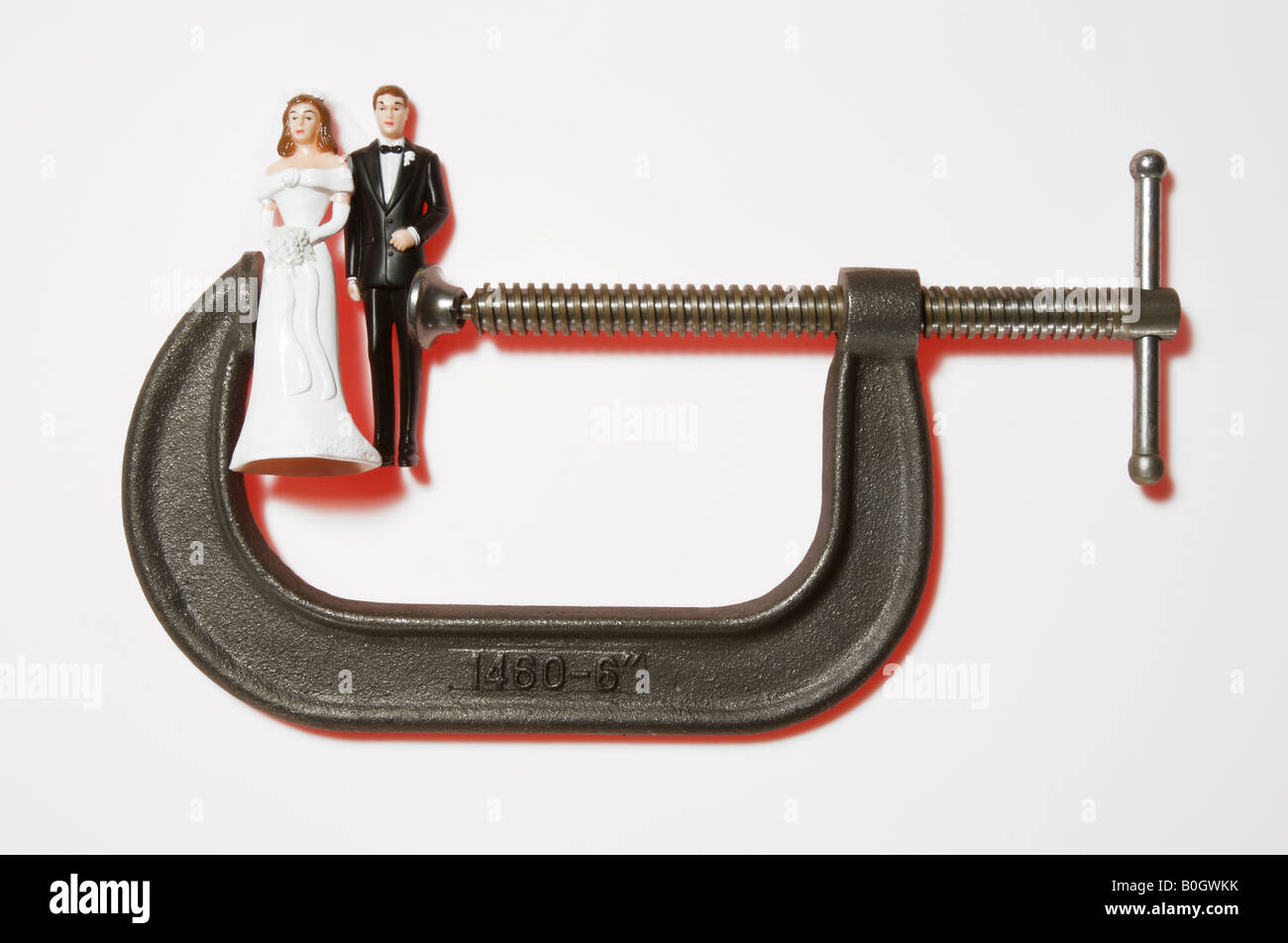 Figuras de boda en miniatura en una abrazadera metálica Foto de stock