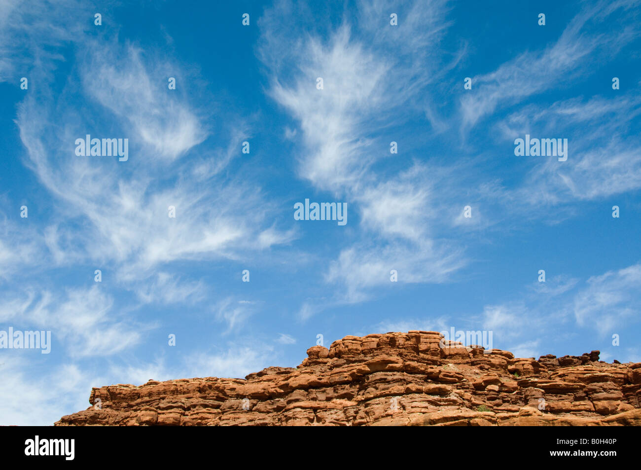Giddy cielo, nubes cirrus, meandro Canyon, el Parque Nacional Canyonlands, el Río Colorado, Utah Foto de stock
