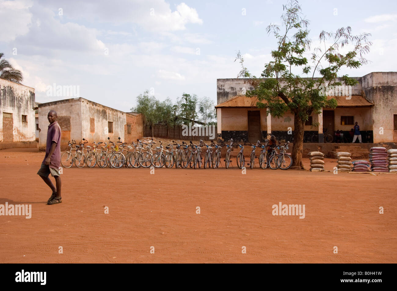 Persona de sexo masculino pasa una fila de bicicletas para la venta en la  calle principal de Balama, provincia de Cabo Delgado. Mozambique Fotografía  de stock - Alamy