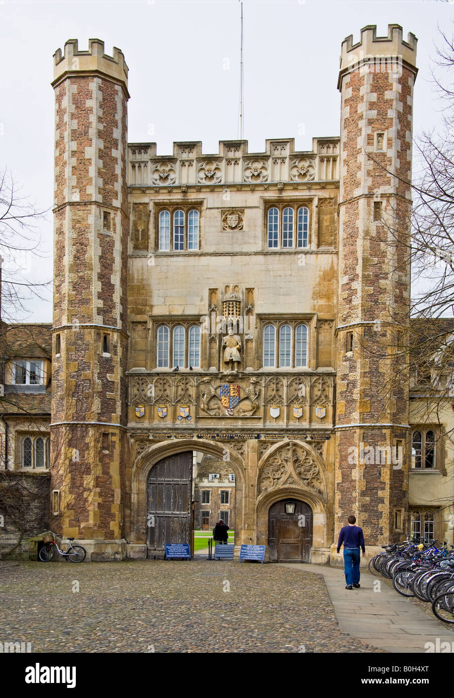 La gran puerta, la entrada principal en el Trinity College. Foto de stock