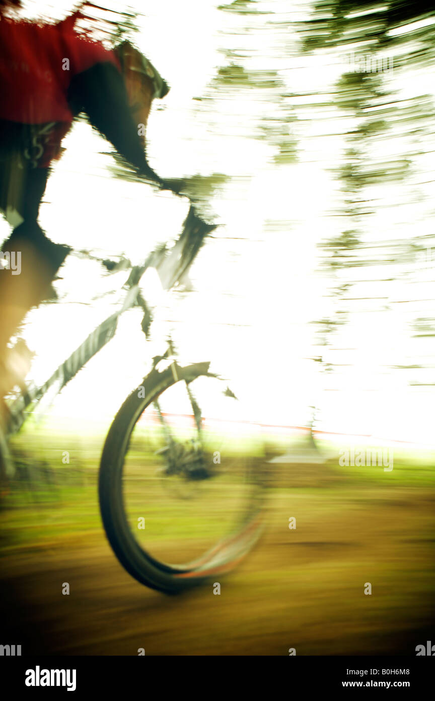 Ciclismo de montaña en el bosque Djouce Wicklow Irlanda Foto de stock