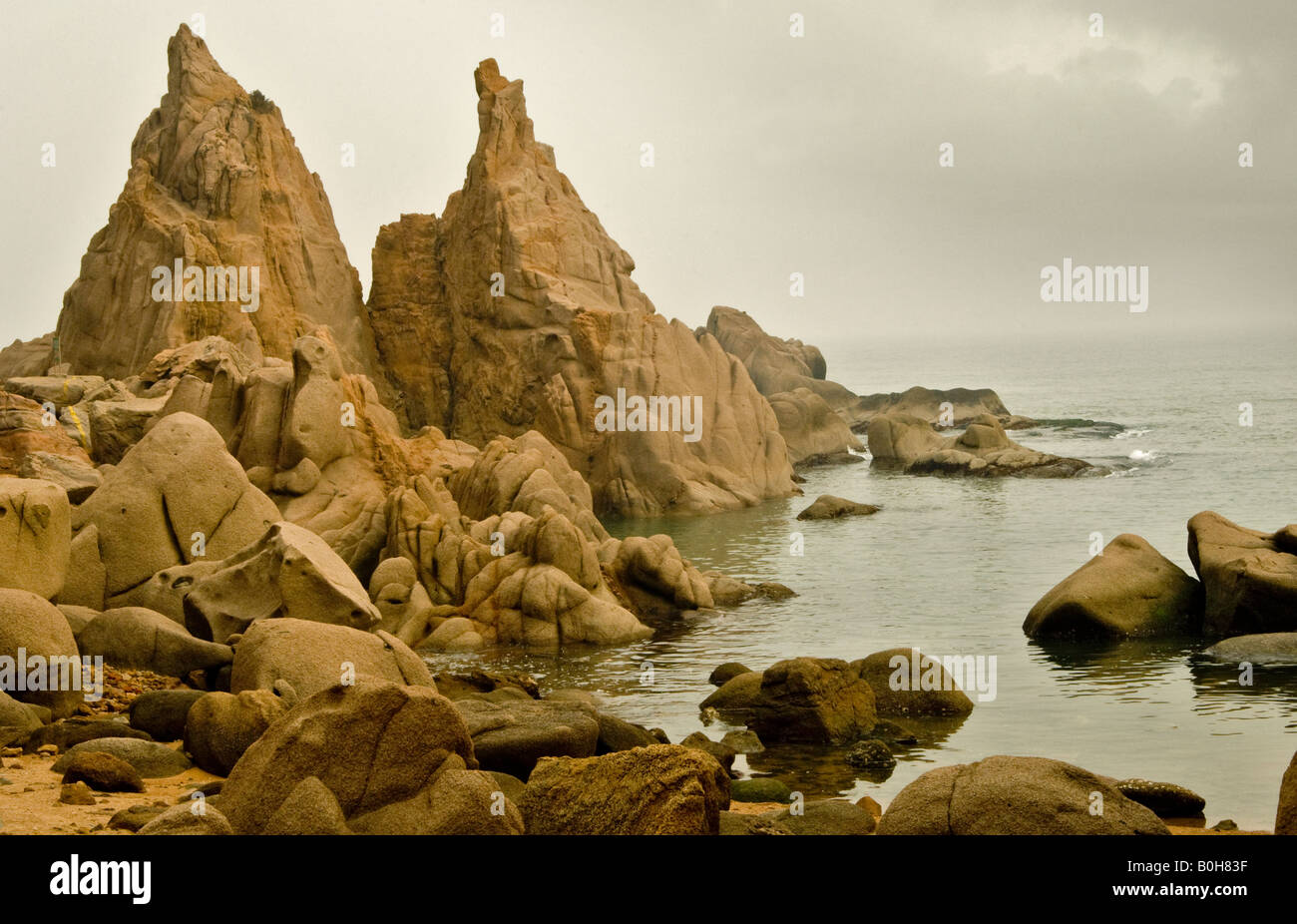 Chengshantou costa rocosa en el extremo oriental de la península de Jiaodong, en la provincia de Shandong, China Foto de stock