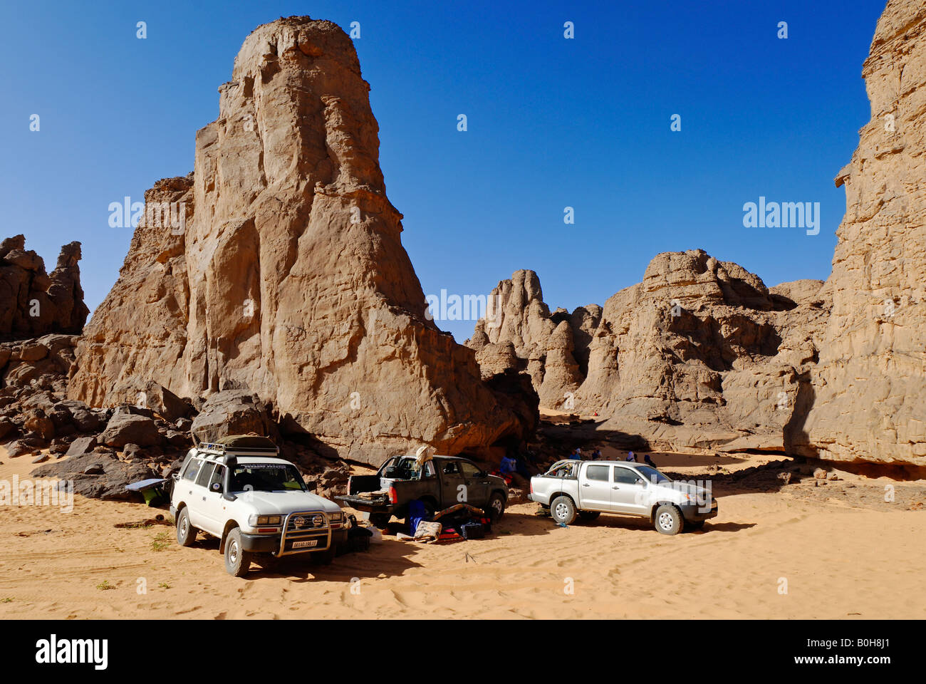 Camp, campamento en El Ghessour, el Tassili du Hoggar, la Wilaya de Tamanrasset, el desierto del Sahara, Argelia, Norte de África Foto de stock