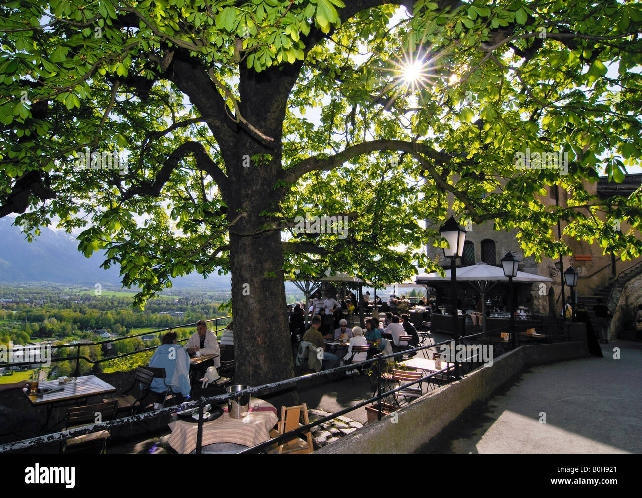 Agradable restaurante jardín del patio de la Fortaleza de Hohensalzburg, Salzburgo, Austria, Europa Foto de stock