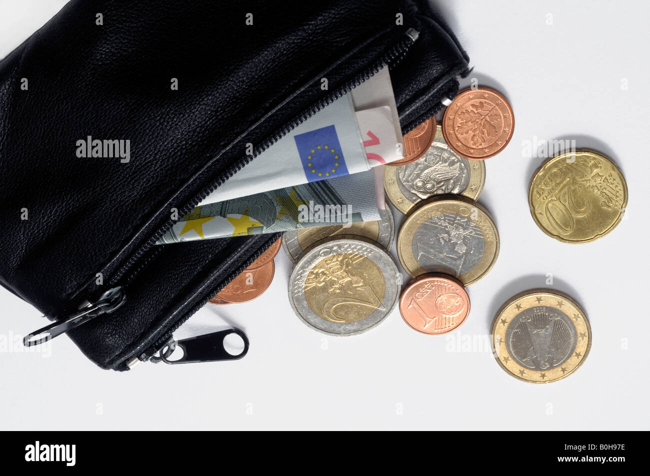 Estuche negro con monedas y billetes en euros, facturas, dinero en efectivo Foto de stock