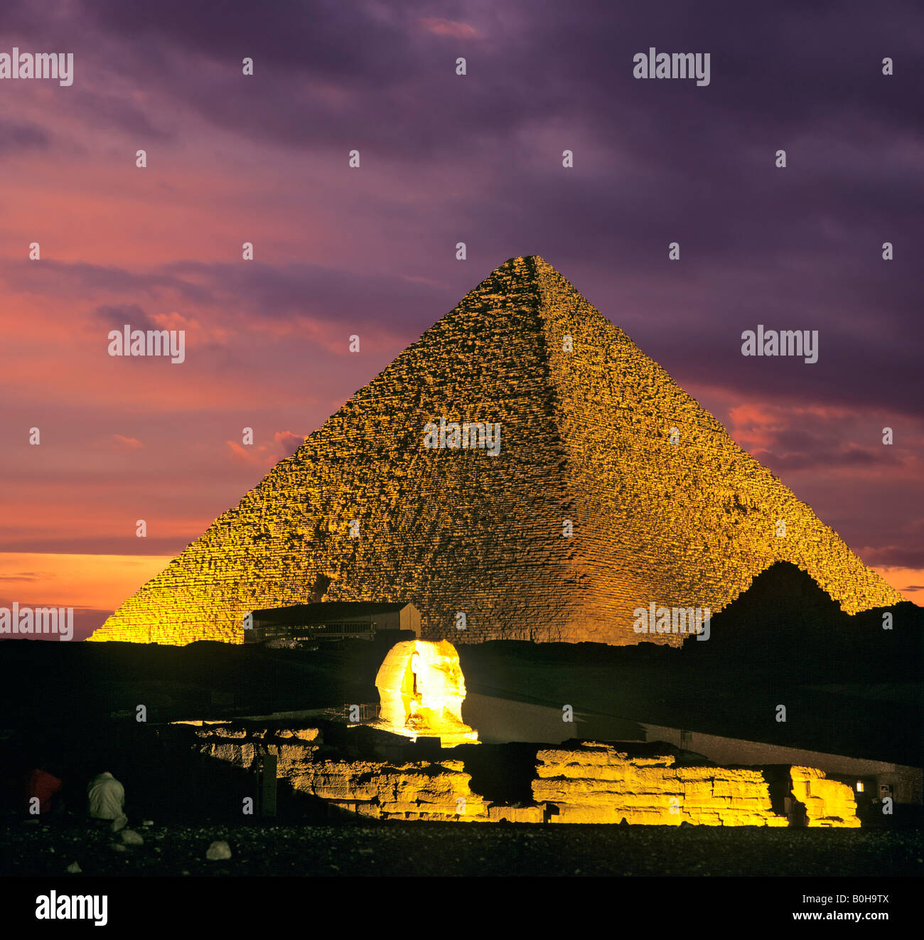 Fotomontaje de la pirámide de Giza compleja al anochecer, la Gran Pirámide de Giza, la Esfinge, El Cairo, Egipto Foto de stock